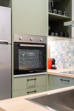 Fridge, oven, stovetop, coffee/tea maker