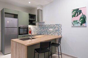 Refrigerador, horno, parrilla de estufa y cafetera y tetera 