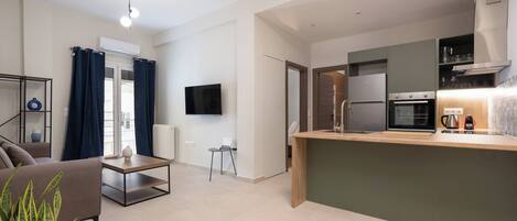 Jääkaappi, uuni, liesi, kahvin-/teenkeitin