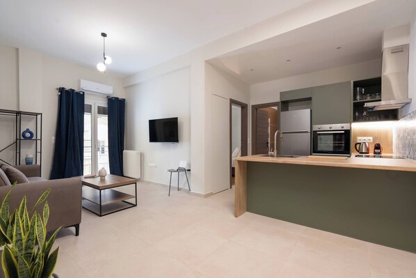 Fridge, oven, stovetop, coffee/tea maker