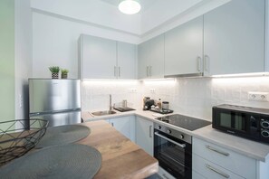 Kjøleskap, mikrobølgeovn, ovn og kokeplater