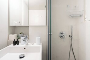 Douche, sèche-cheveux, savon, shampoing