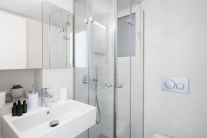 Dusj, hårføner, såpe og sjampo