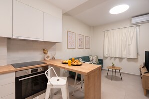 Frigorífico, microondas, horno y placa de cocina
