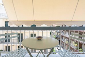 Outdoor dining - Bright 2BR Apartment By Metro Near Acropolis (Athens)