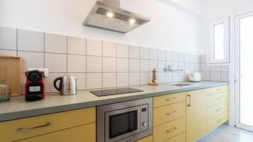 Fridge, oven, stovetop, coffee/tea maker