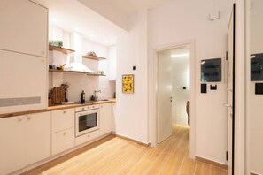 Refrigerador, horno, parrilla de estufa y cafetera y tetera 