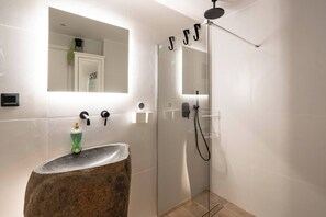 Chuveiro, secador de cabelo, sabonete, shampoo