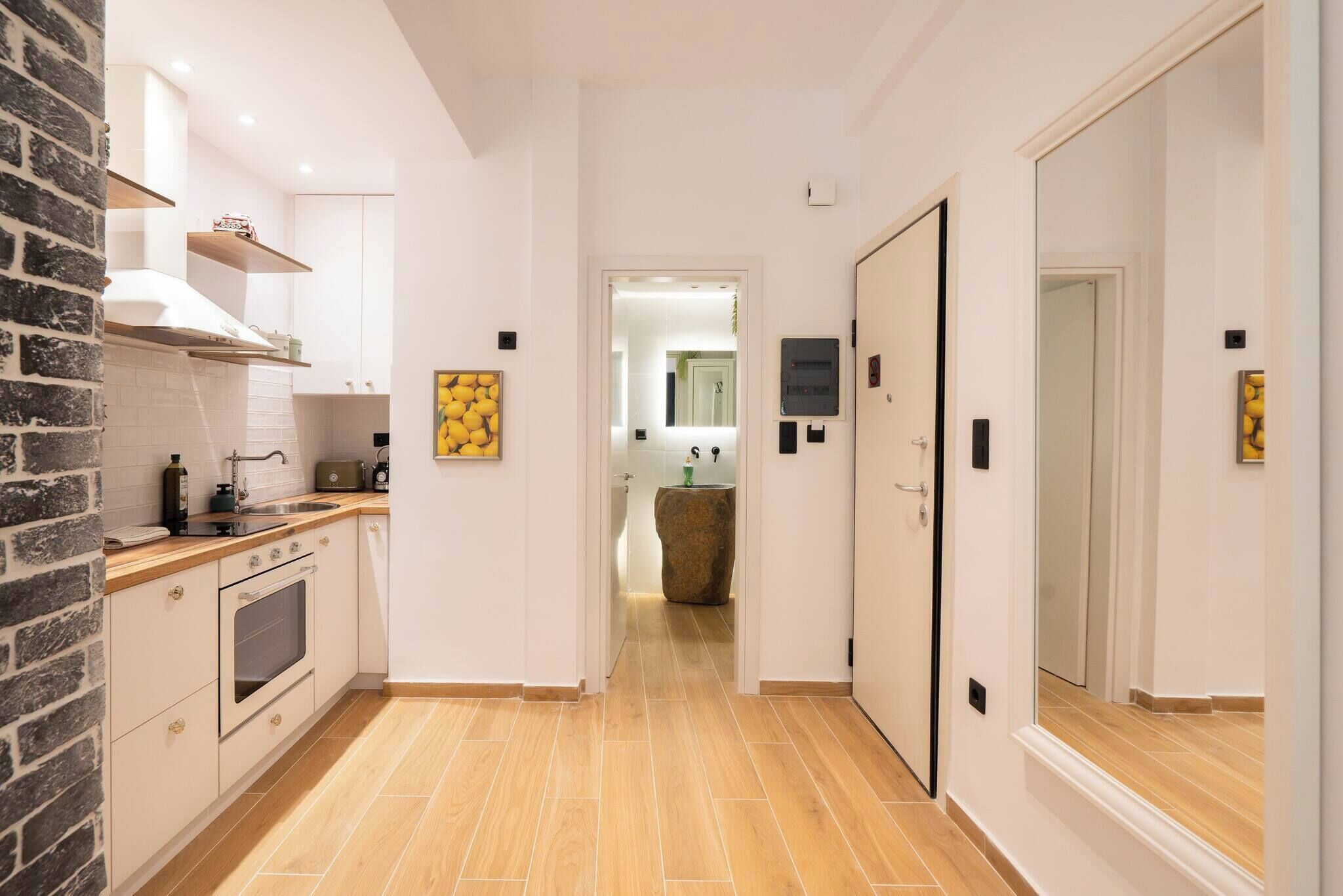 Fridge, oven, stovetop, coffee/tea maker
