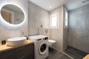 Douche, séchoir à cheveux, savon, shampooing