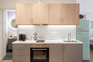 Frigorífico, microondas, horno y placa de cocina