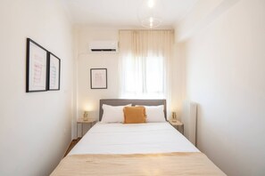 1 chambre, fer et planche à repasser