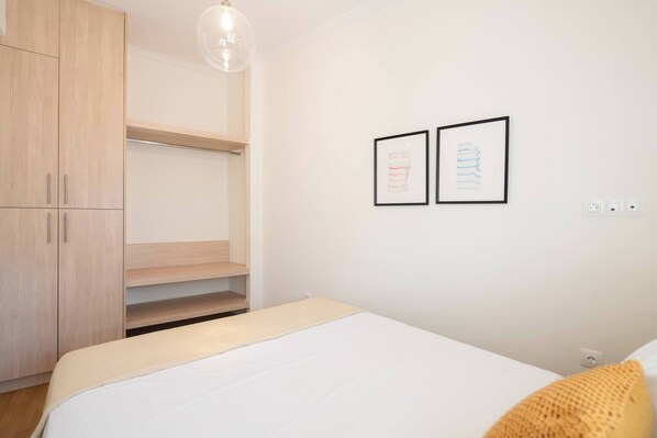 1 habitación y tabla de planchar con plancha 