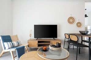 TV - 1BR Spacious Apt | Near Metro | Beautiful View (Athens)