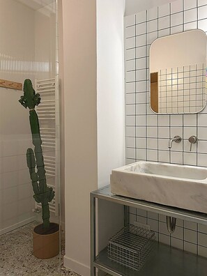 シャワー、ヘアドライヤー、石鹸、シャンプー