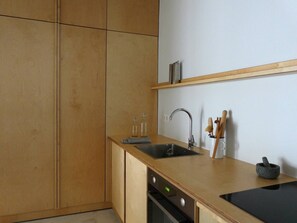 冷蔵庫、オーブン、コンロ、コーヒー / ティーメーカー