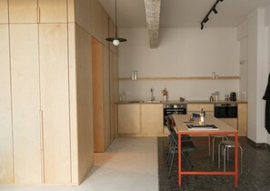 Fridge, oven, stovetop, coffee/tea maker