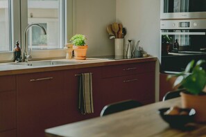 Refrigerador, horno, parrilla de estufa y cafetera y tetera