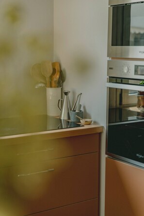 Kühlschrank, Ofen, Herdplatte, Wasserkocher mit Kaffee-/Teezubehör