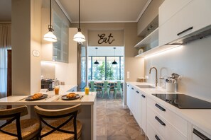 Kühlschrank, Mikrowelle, Ofen, Wasserkocher mit Kaffee-/Teezubehör