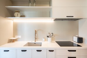 Kühlschrank, Mikrowelle, Ofen, Wasserkocher mit Kaffee-/Teezubehör