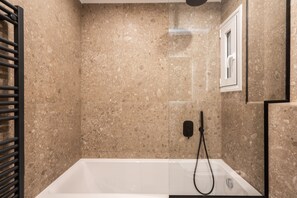 Shower, hair dryer, soap, shampoo - 3BR Petralona Escape (Athens)