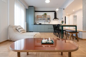 Un espacio moderno para vivir con comedor, cocina y zona de estar.