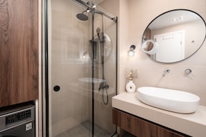 Dusche, Haartrockner, Seife, Shampoo