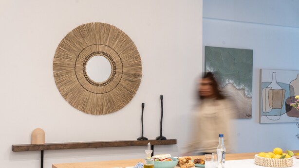 Una cocina moderna con encimera de madera, un adorno de pared y un cuadro.