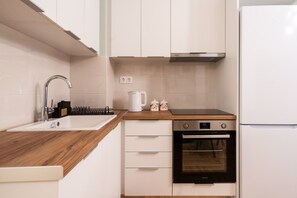 Réfrigérateur, un four, surface de cuisson, cafetière-théière