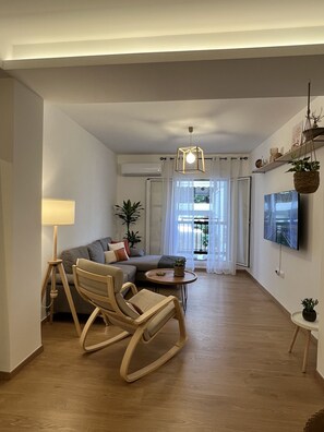TV - Comfy · Spacious 2BR In Petralona · Metro Station (Athens)