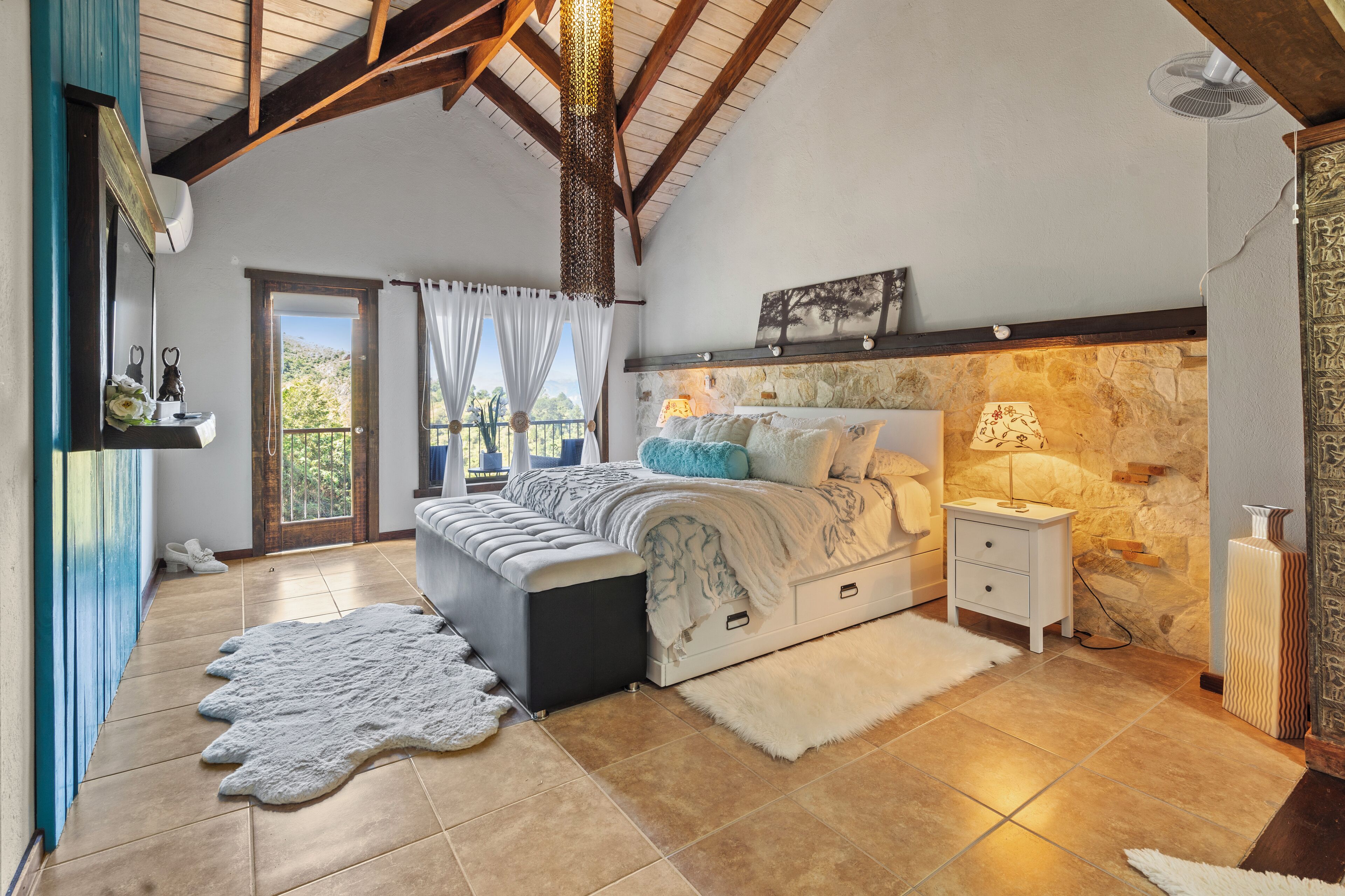 6 habitaciones, tabla de planchar con plancha, wifi y ropa de cama 