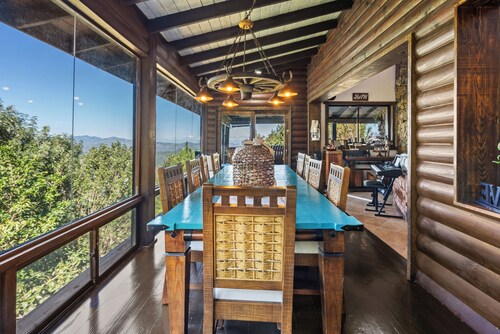 Spacious 6-Bedroom Villa With Stunning Views And Picuzzi in Charming Jarabacoa