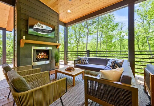 Treehouse, Private Heated Pool, Hot Tub, Sleeps 22