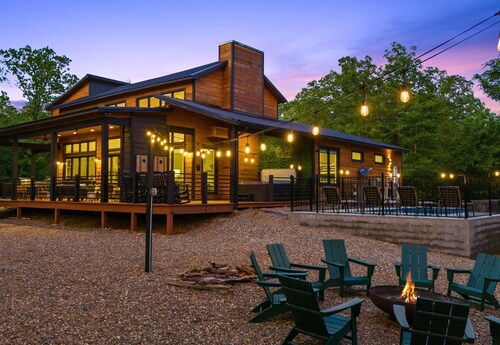 Treehouse, Private Heated Pool, Hot Tub, Sleeps 20