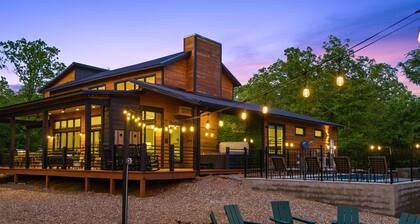 Treehouse, Private Heated Pool, Hot Tub, Sleeps 20