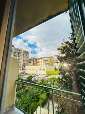 Un balcone con vista su edifici residenziali e aree verdi.