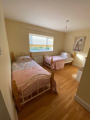 4 bedrooms, iron/ironing board, WiFi, bed sheets