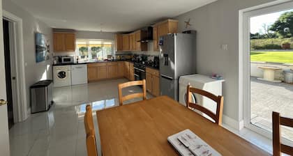 LAKEVIEWS & VERY COSY HOUSE WITH BEAUTIFUL SCENERY IN THE VILLAGE OF LOCH GOWNA