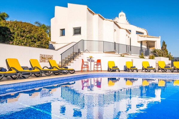 วิลล่า | สระว่ายน้ำ | สระว่ายน้ำในร่ม, สระว่ายน้ำกลางแจ้ง