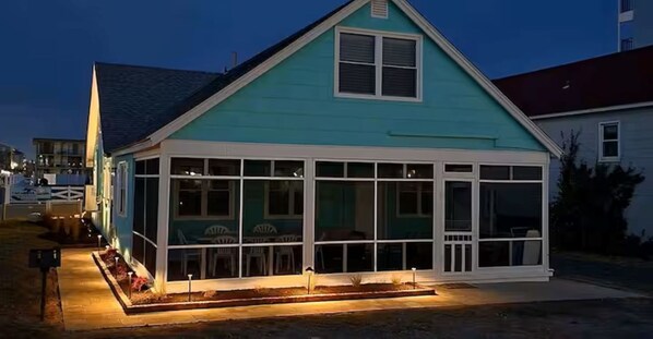 Exterior - Spacious 5 bedroom beach cottage, centrally located, with plenty of parking! (Ocean City)