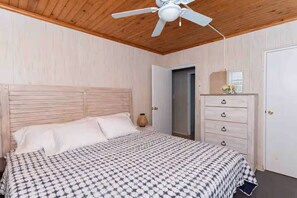 5 bedrooms, WiFi, bed sheets - Spacious 5 bedroom beach cottage, centrally located, with plenty of parking! (Ocean City)