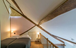 9 bedrooms, iron/ironing board, WiFi, bed sheets