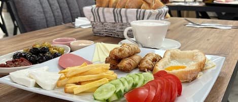 Café da manhã para viagem grátis todos os dias