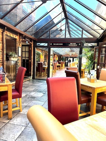 Restaurant. Rooms At 95 Long Street