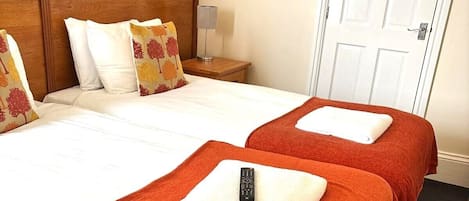 Habitación estándar con 2 camas individuales | Escritorio y wifi gratis