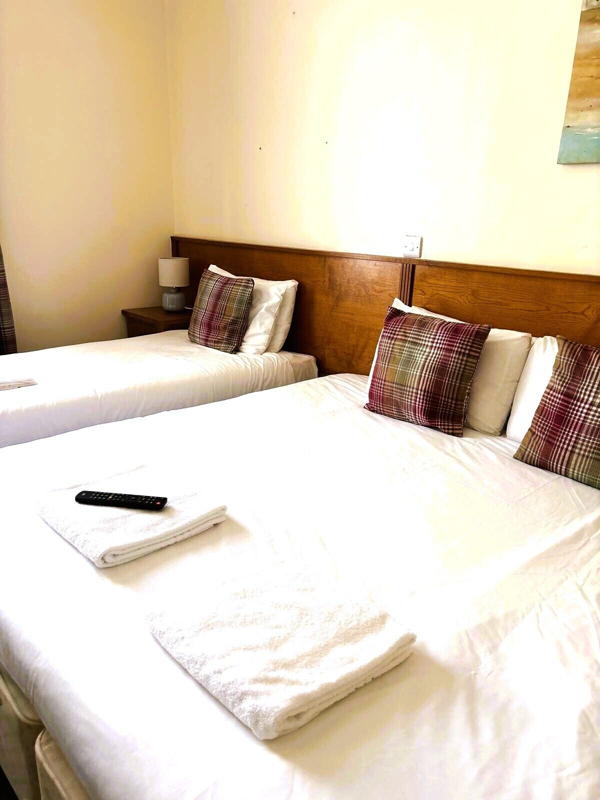 Standaard driepersoonskamer | Een bureau, gratis wifi