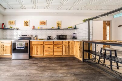 Spacious 4BR Near Riverfront, Sleeps 14, Pet-Friendly, Games, Firepit, CVNP