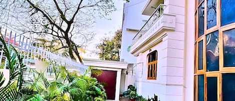 المنطقة المحيطة بالمنشأة