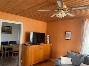 TV, caminetto, lettore DVD, tavolo da calcetto
